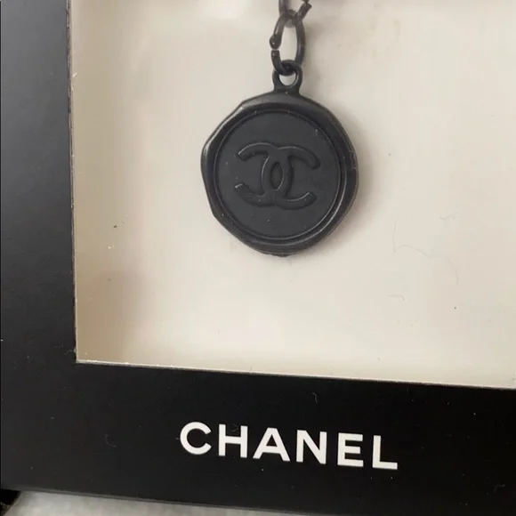 Cute Chanel charm - Picture 2 of 13